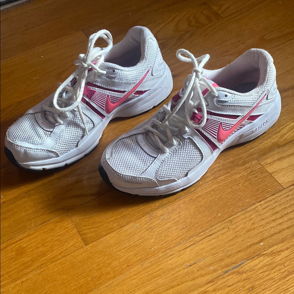 Women’s Nike Dart 10 sneakers size 8